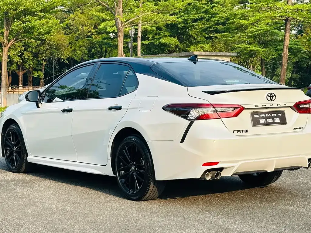 Toyota Camry — фото 7