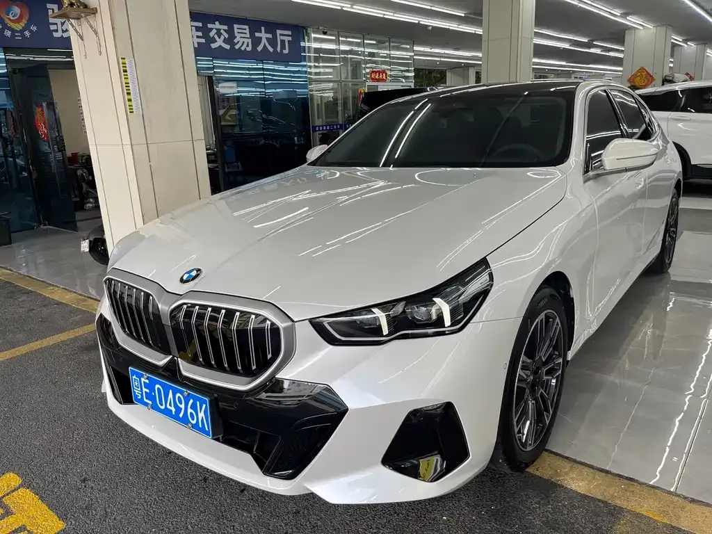 BMW 5 Series — фото 1