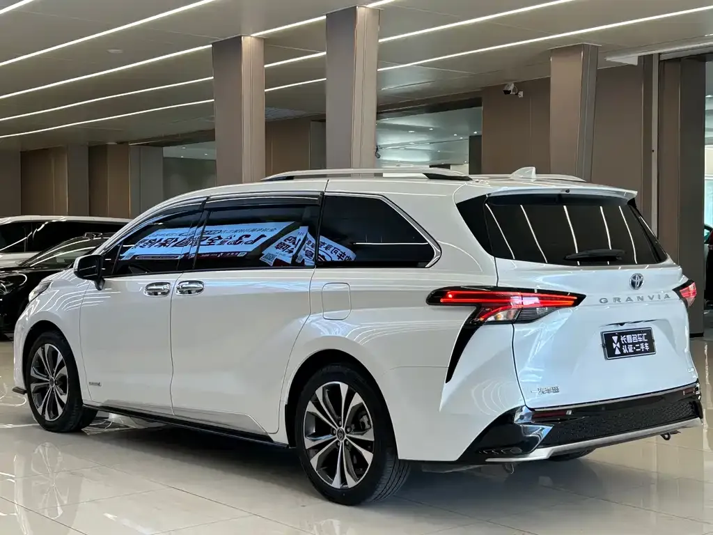 Toyota Granvia — фото 7