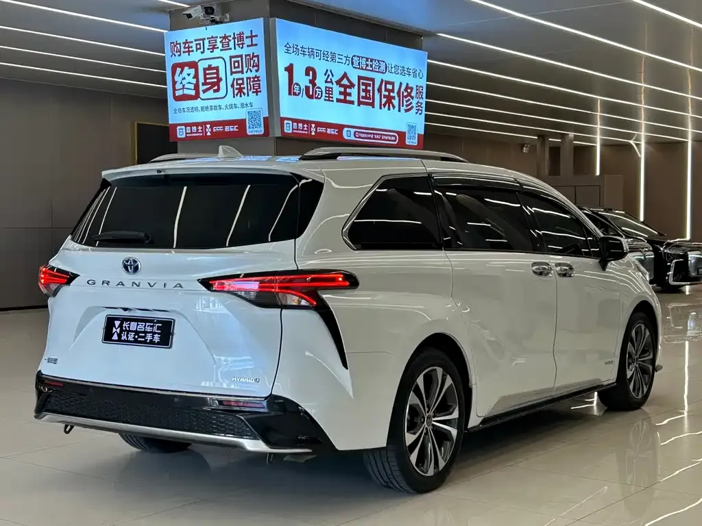 Toyota Granvia — фото 10
