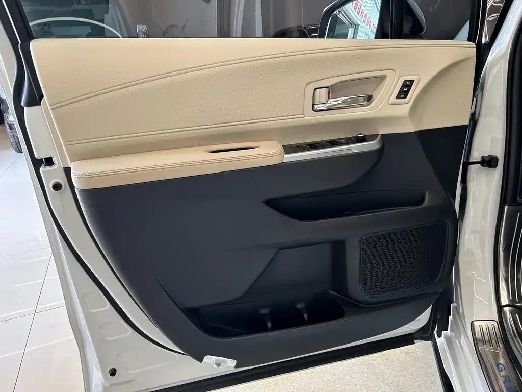 Toyota Granvia — фото 2