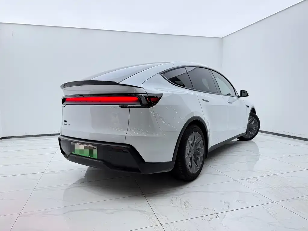 Tesla Model Y L — фото 6