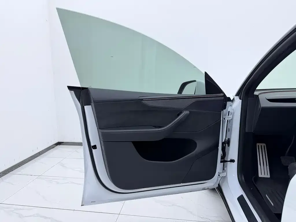 Tesla Model Y L — фото 2
