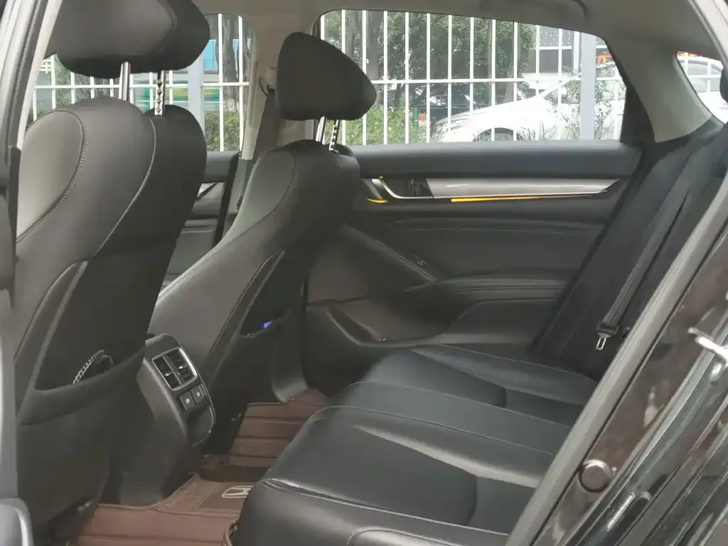 Honda Accord — фото 10