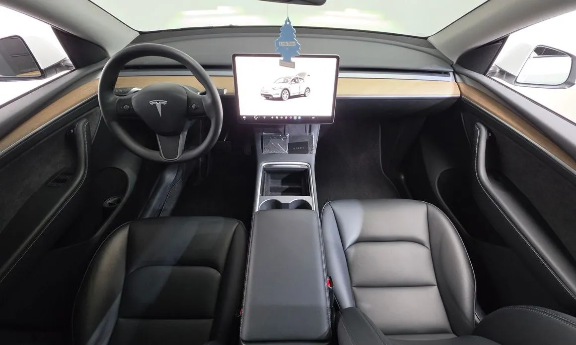 Tesla Model Y — фото 10