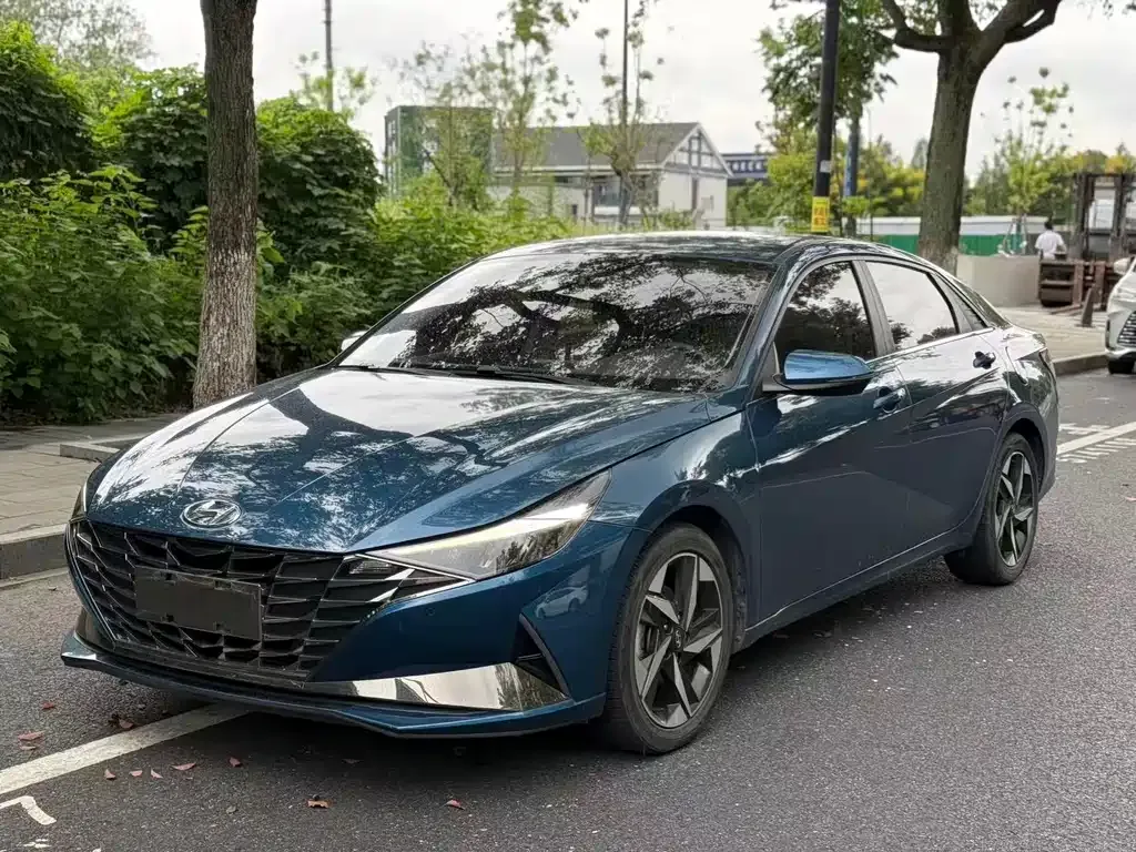 Hyundai Elantra — фото 1