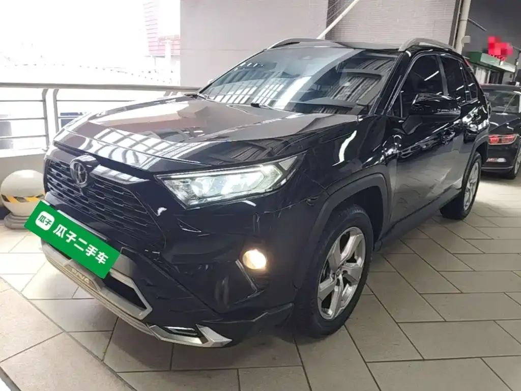 Toyota RAV4 — фото 1