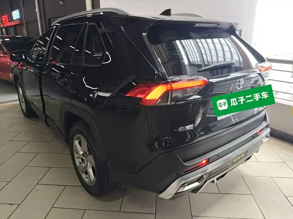Toyota RAV4 — фото 5