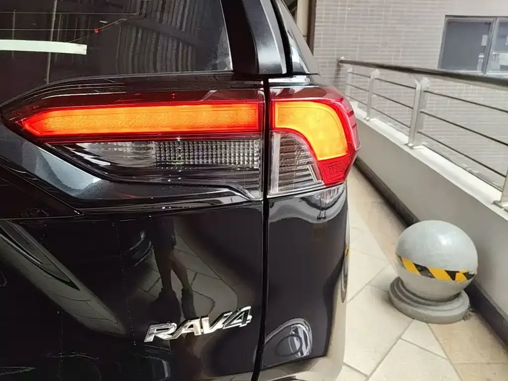Toyota RAV4 — фото 8
