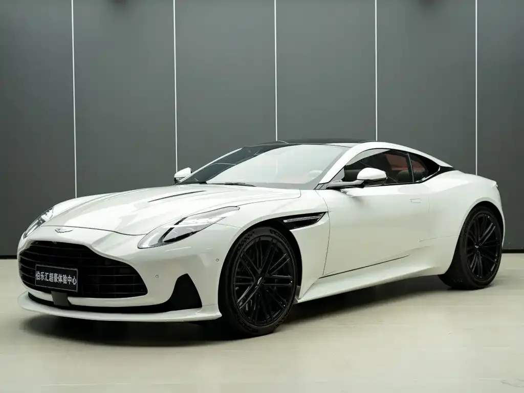 Aston Martin DB12 — фото 9