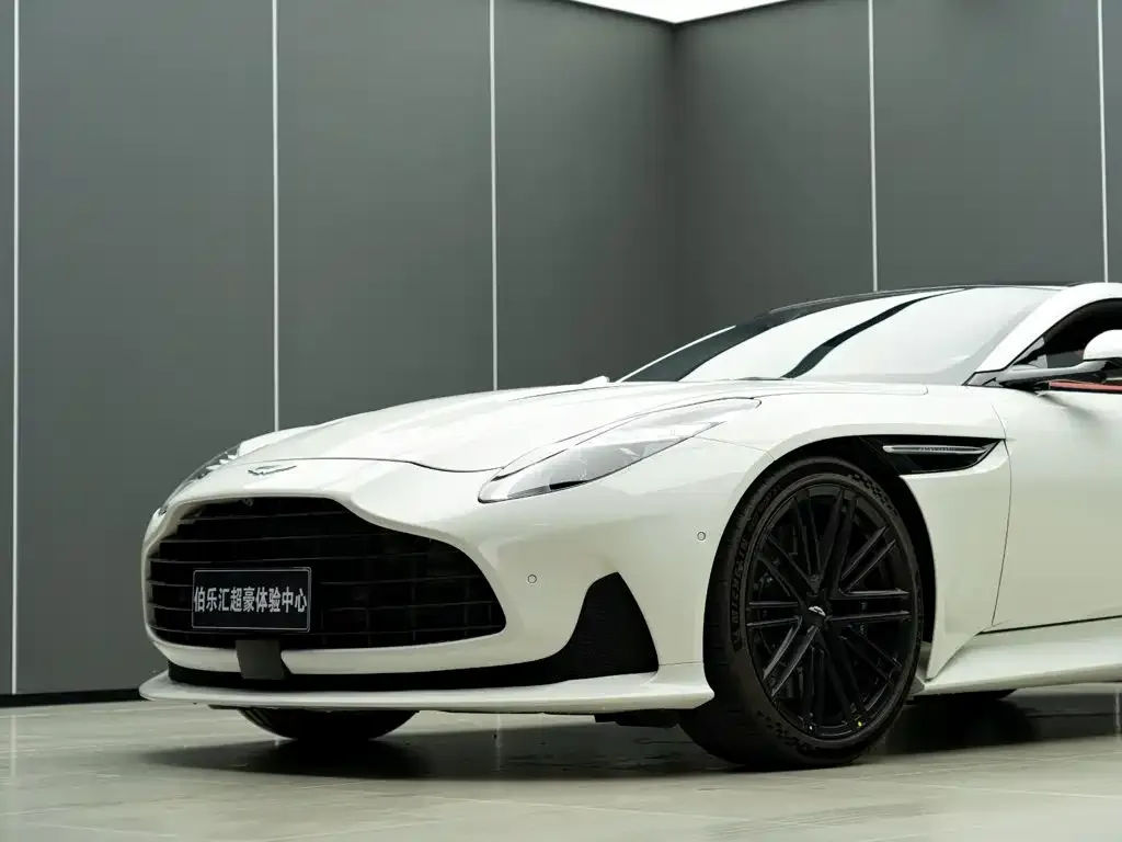 Aston Martin DB12 — фото 7