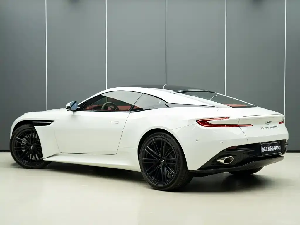 Aston Martin DB12 — фото 5