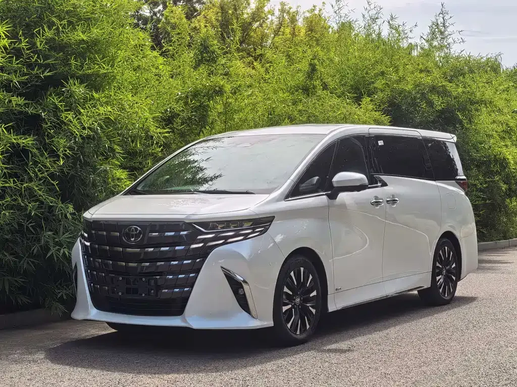 Toyota Alphard — фото 1