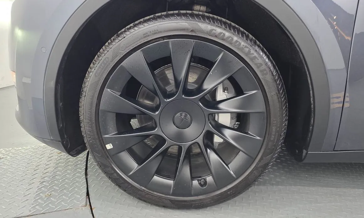 Tesla Model Y — фото 10