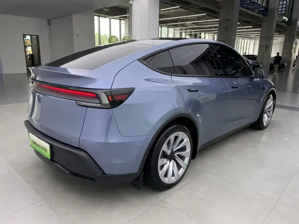 Tesla Model Y — фото 9