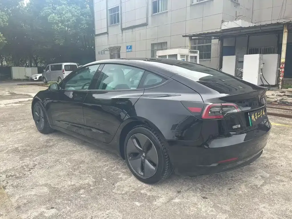 Tesla Model 3 — фото 9