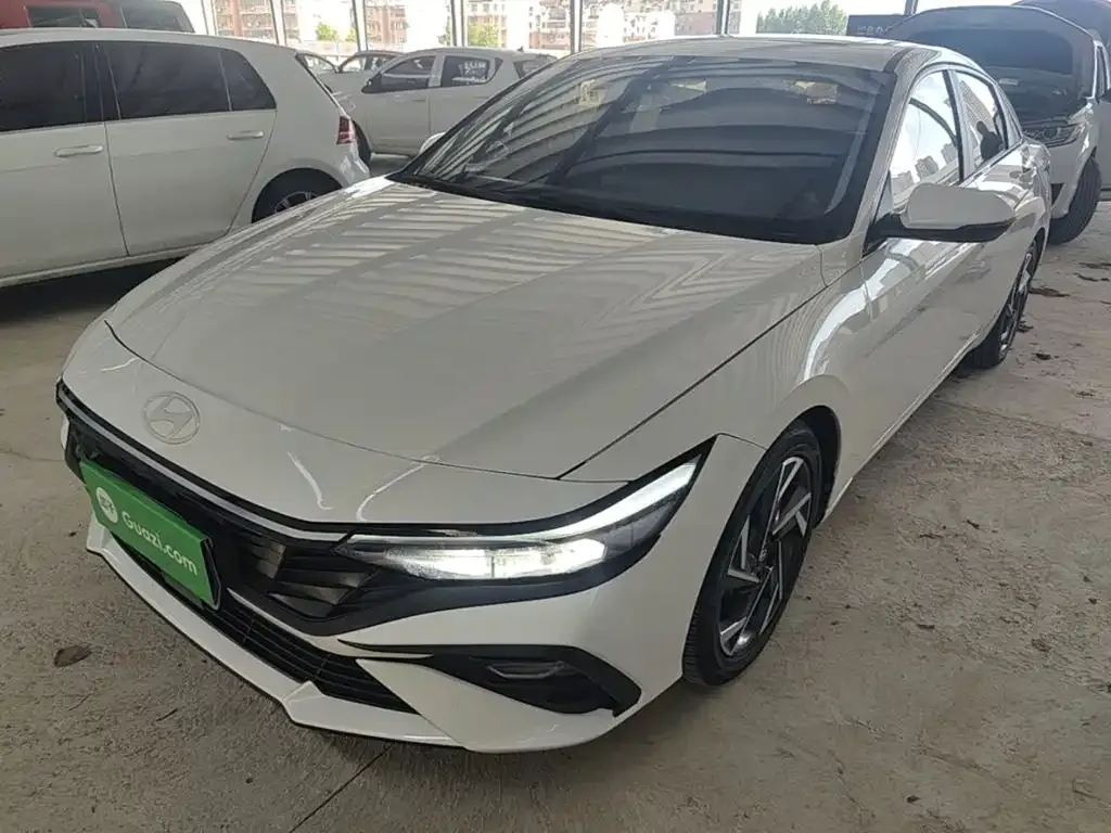 Hyundai Elantra — фото 1