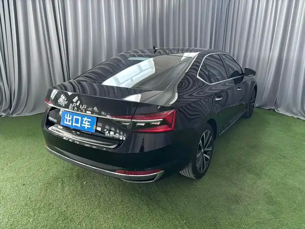 Skoda Superb — фото 8