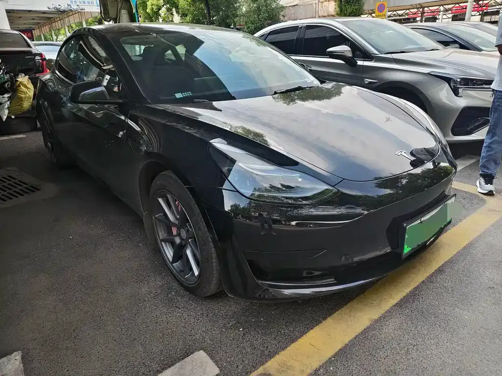 Tesla Model 3 — фото 1