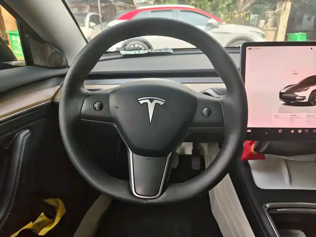 Tesla Model 3 — фото 9