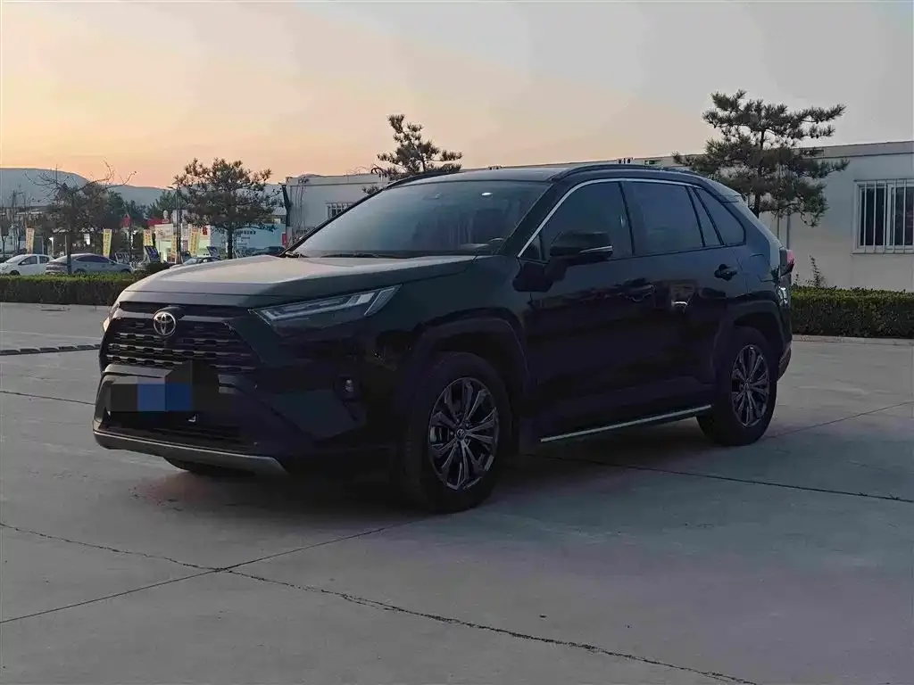 Toyota RAV4 — фото 1