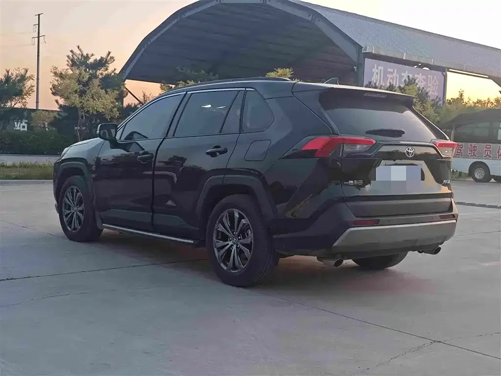 Toyota RAV4 — фото 5
