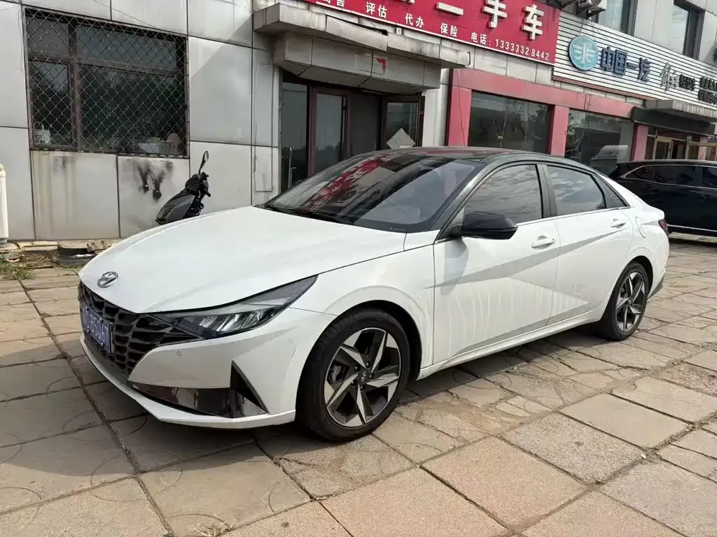 Hyundai Elantra — фото 1