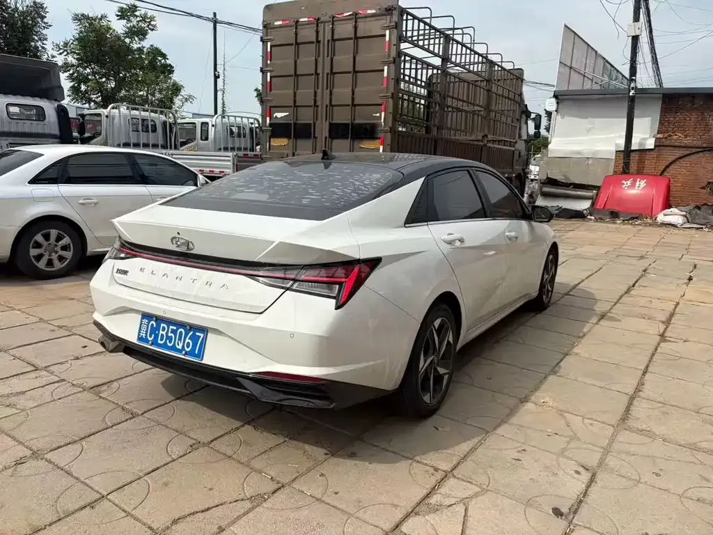 Hyundai Elantra — фото 10