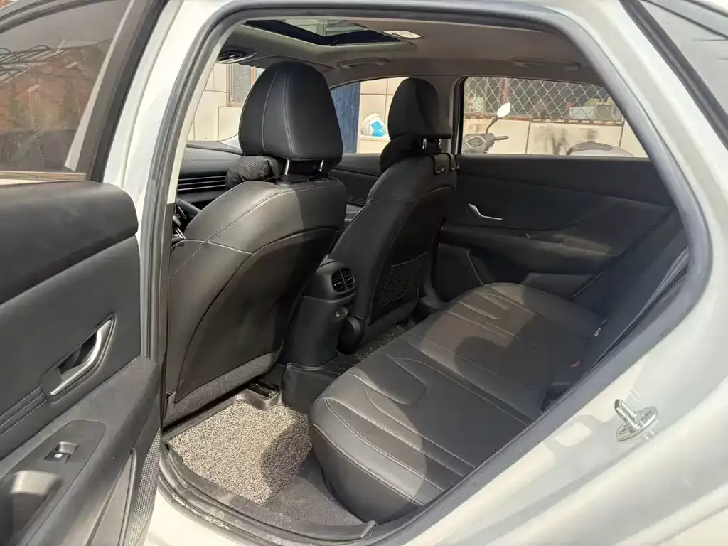 Hyundai Elantra — фото 3
