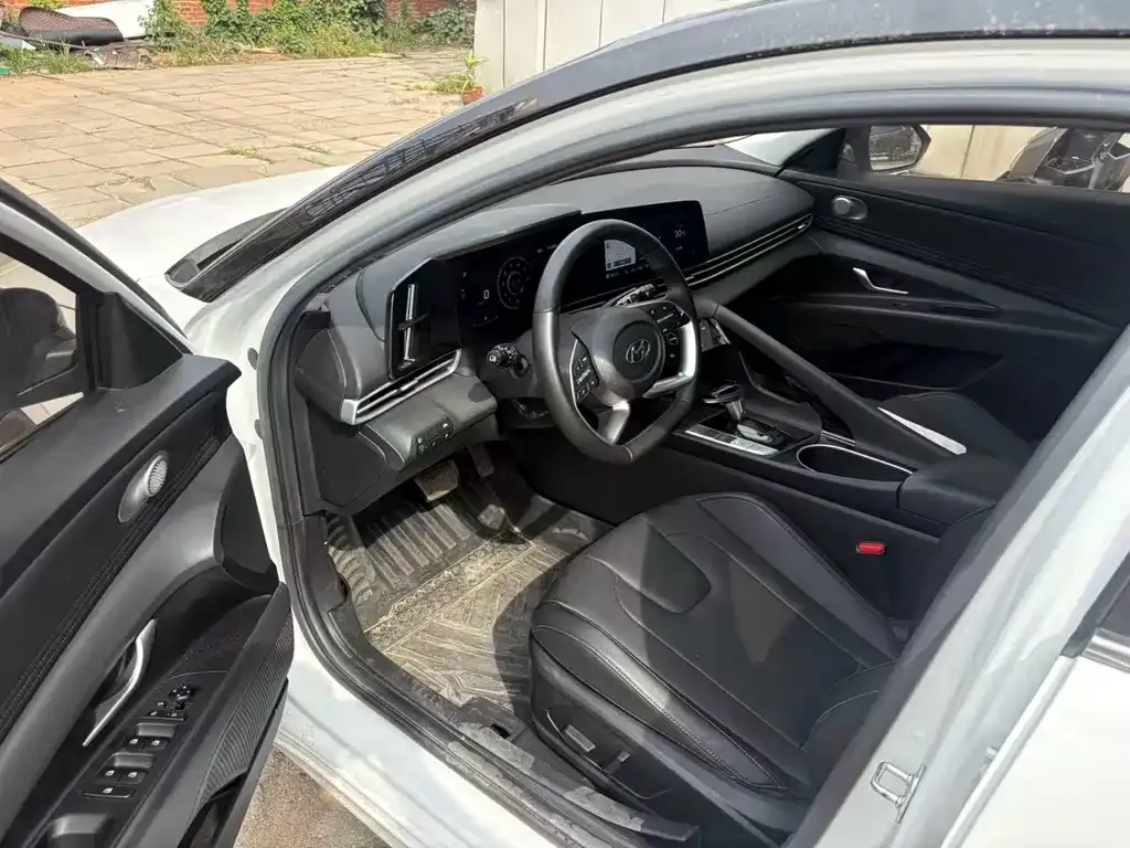 Hyundai Elantra — фото 8