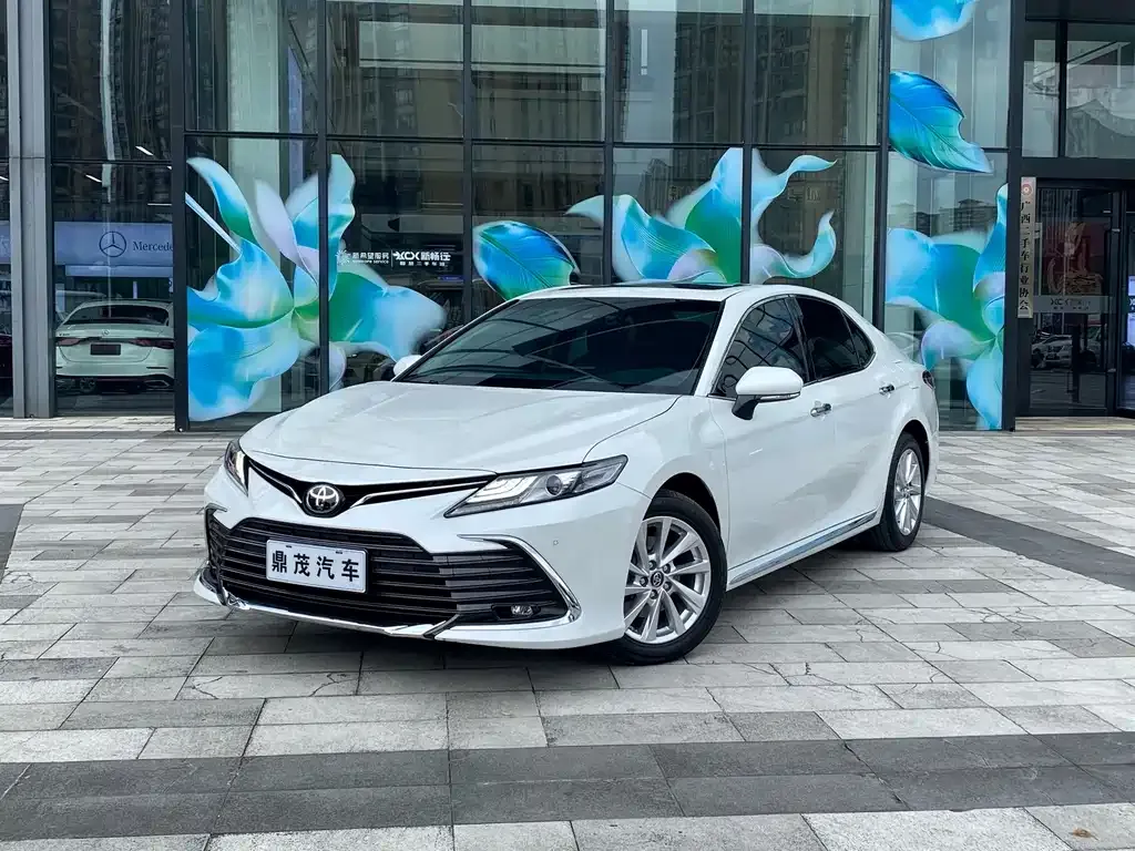 Toyota Camry — фото 1