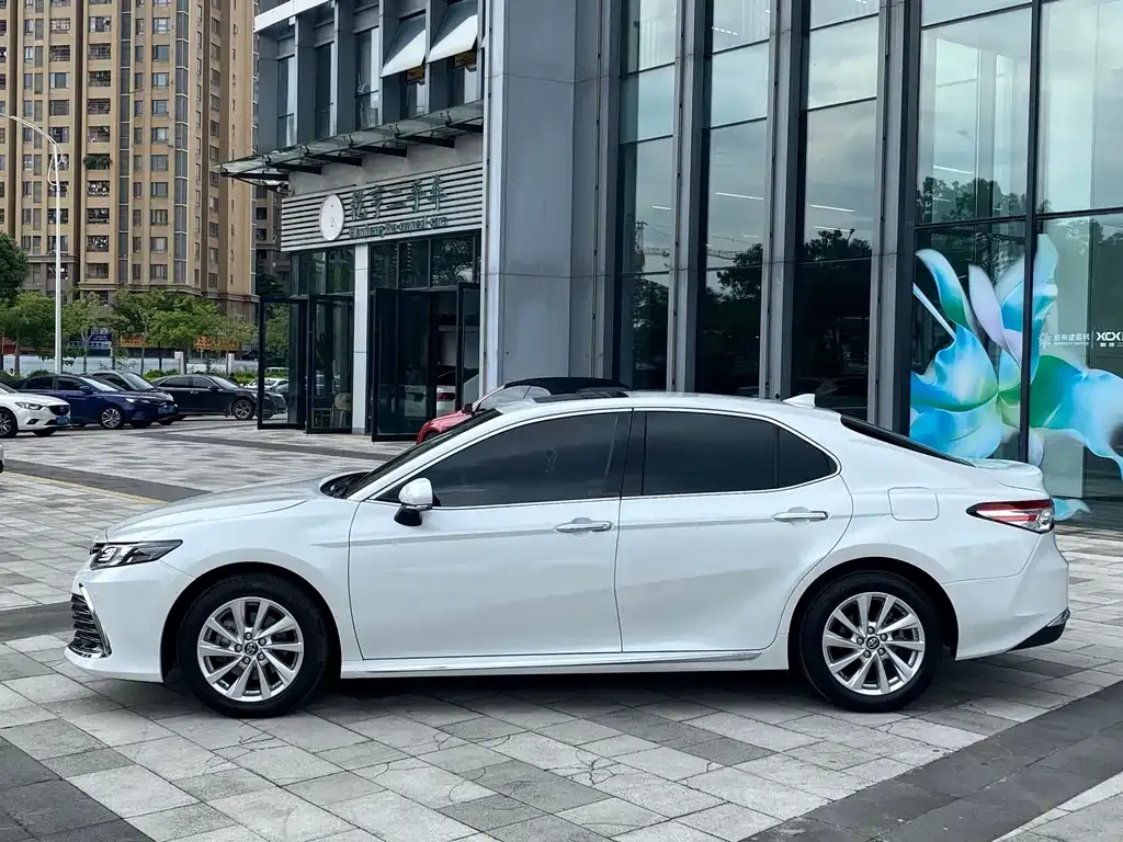 Toyota Camry — фото 4