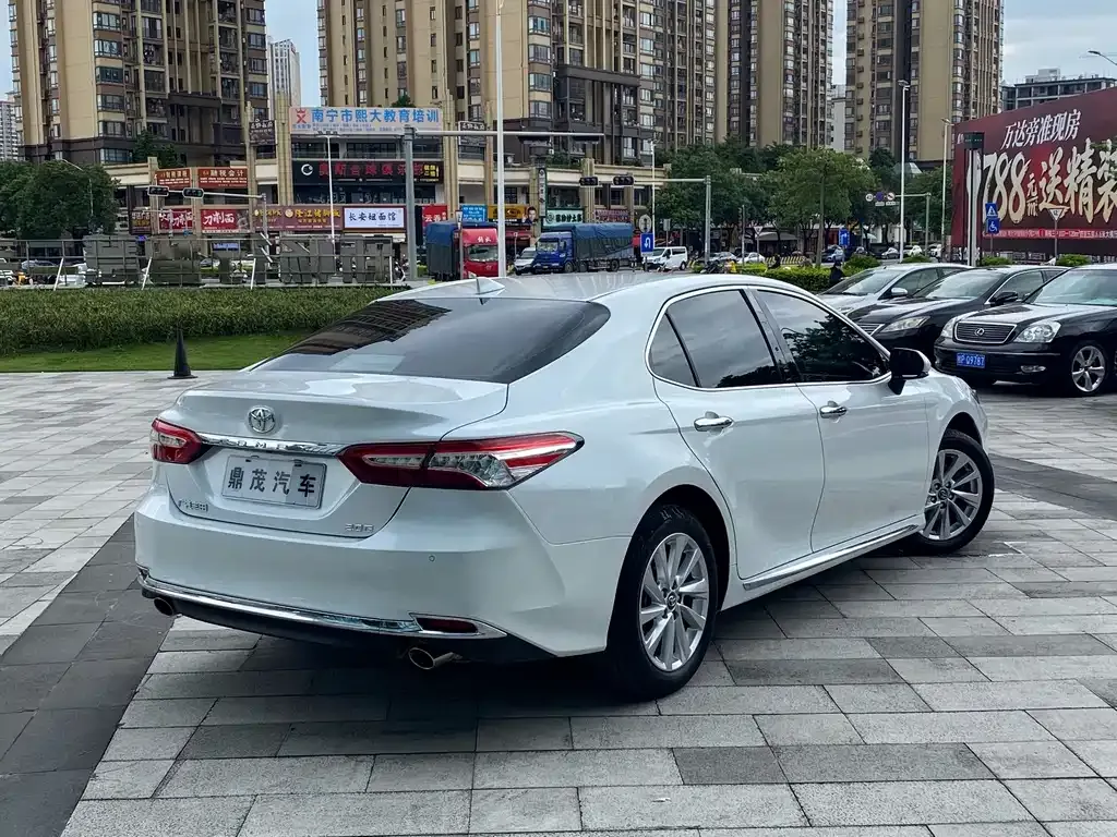 Toyota Camry — фото 3