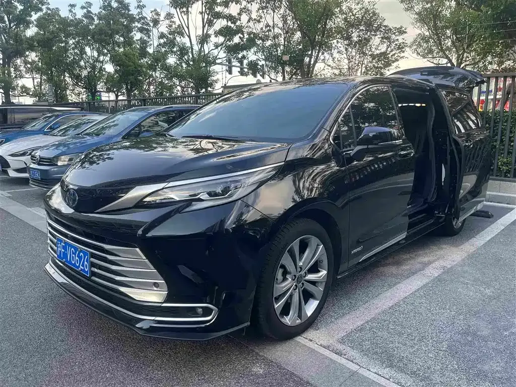 Toyota Sienna — фото 1