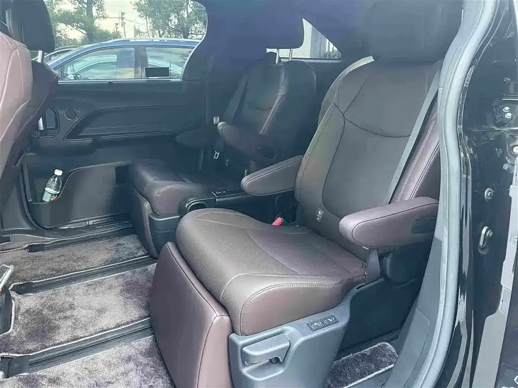 Toyota Sienna — фото 4