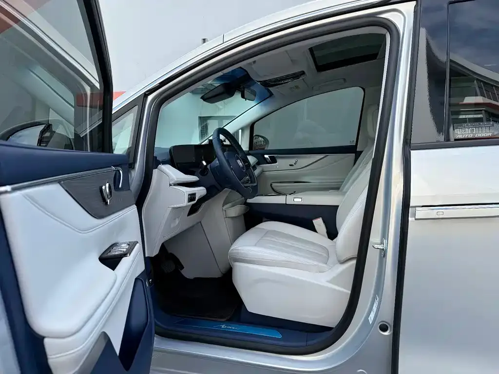 Buick GL8 Hybrid — фото 5