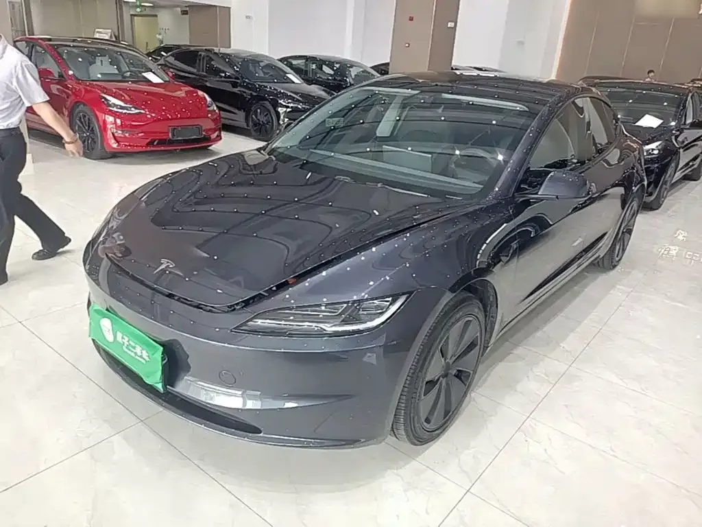 Tesla Model 3 — фото 1