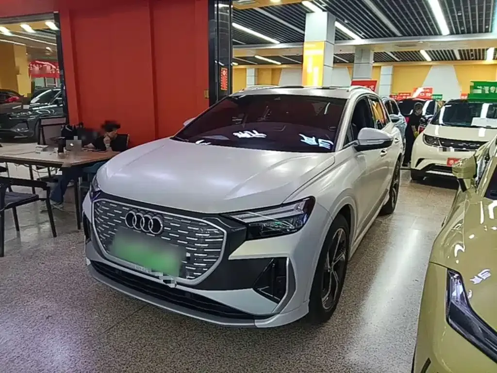 Audi Q4 e-tron — фото 1
