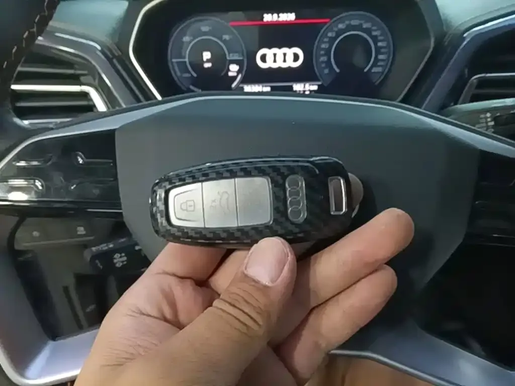 Audi Q4 e-tron — фото 2
