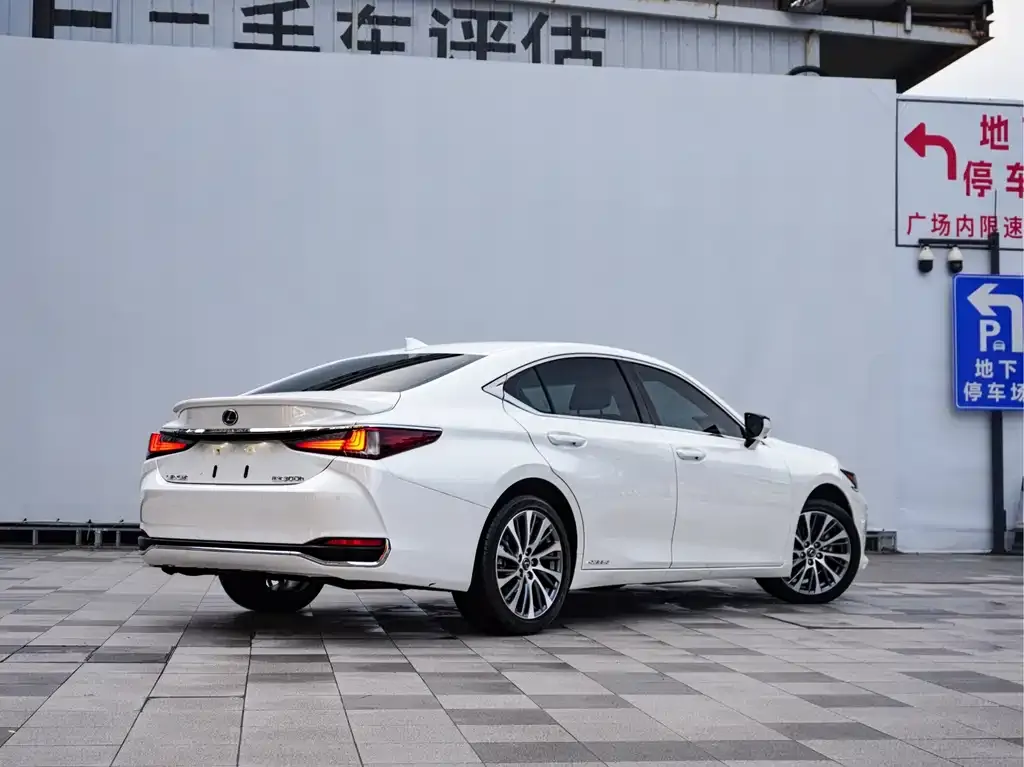 Lexus ES — фото 4