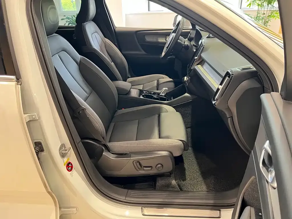 Volvo XC40 — фото 9