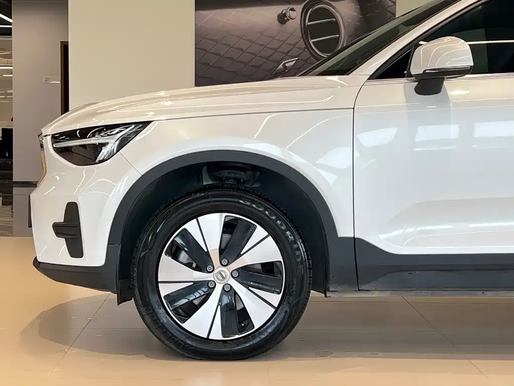 Volvo XC40 — фото 7