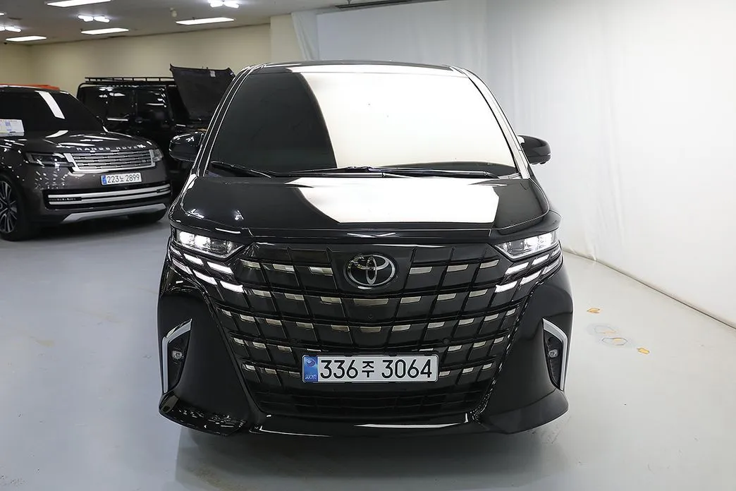 Toyota Alphard — фото 1