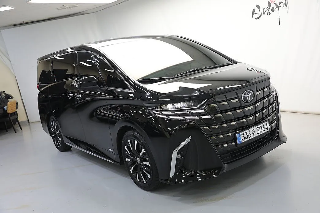 Toyota Alphard — фото 2