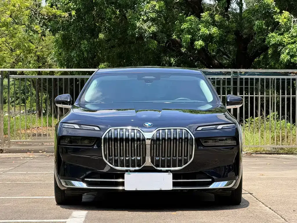 BMW 7 Series — фото 1