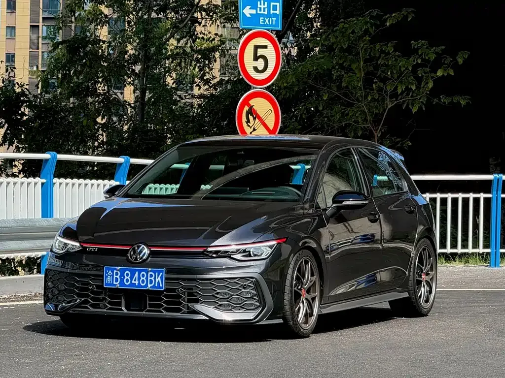 Volkswagen Golf GTI — фото 1