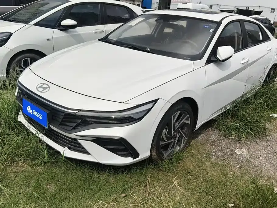 Hyundai Elantra — фото 1