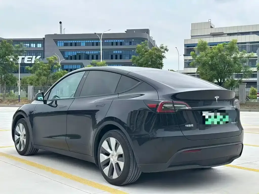 Tesla Model Y — фото 9