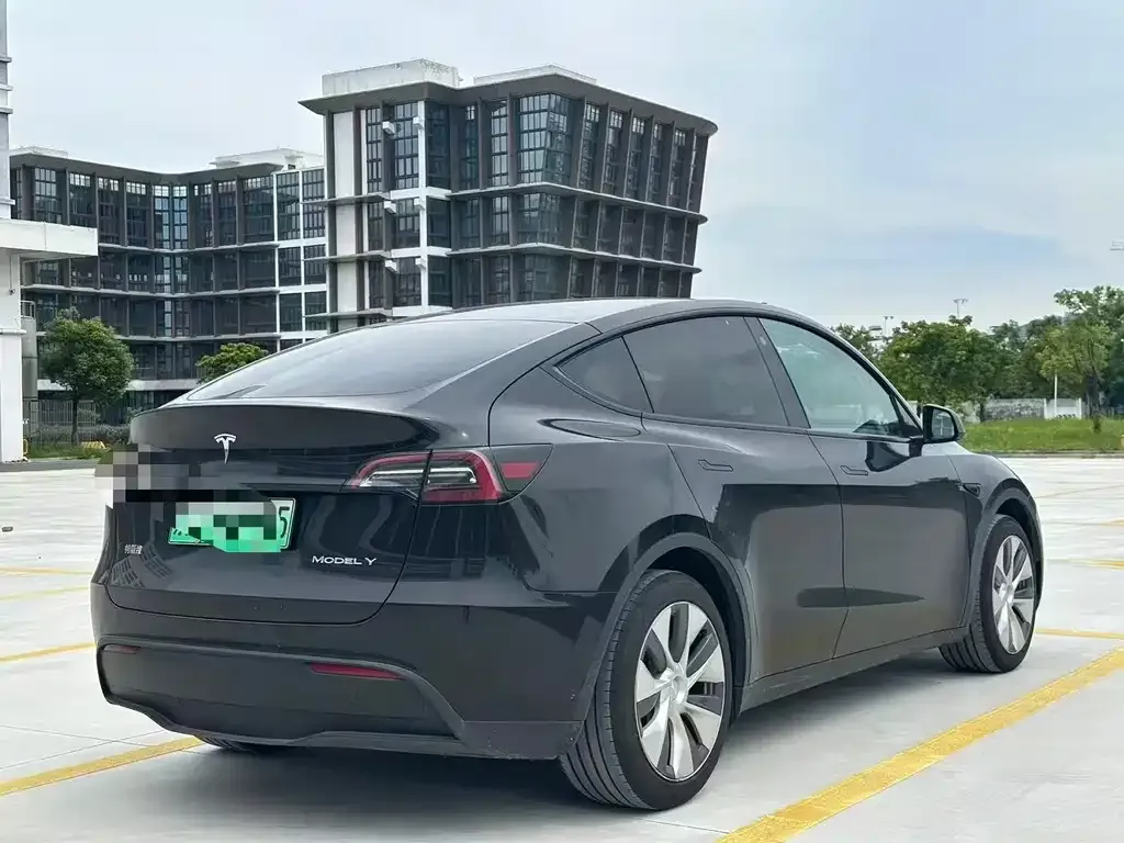 Tesla Model Y — фото 5
