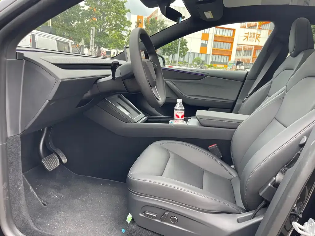 Tesla Model Y — фото 10
